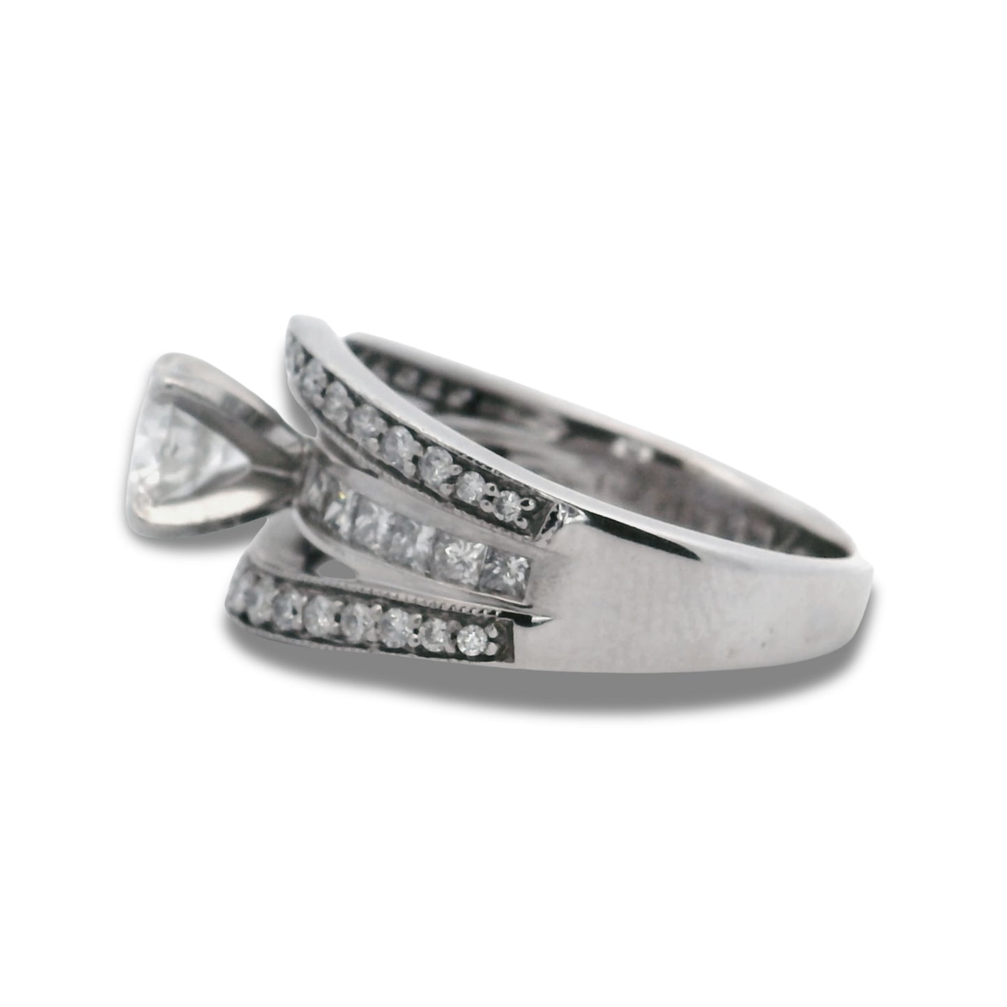 Bague de fiançailles en or blanc 14 carats avec diamant naturel solitaire accentué